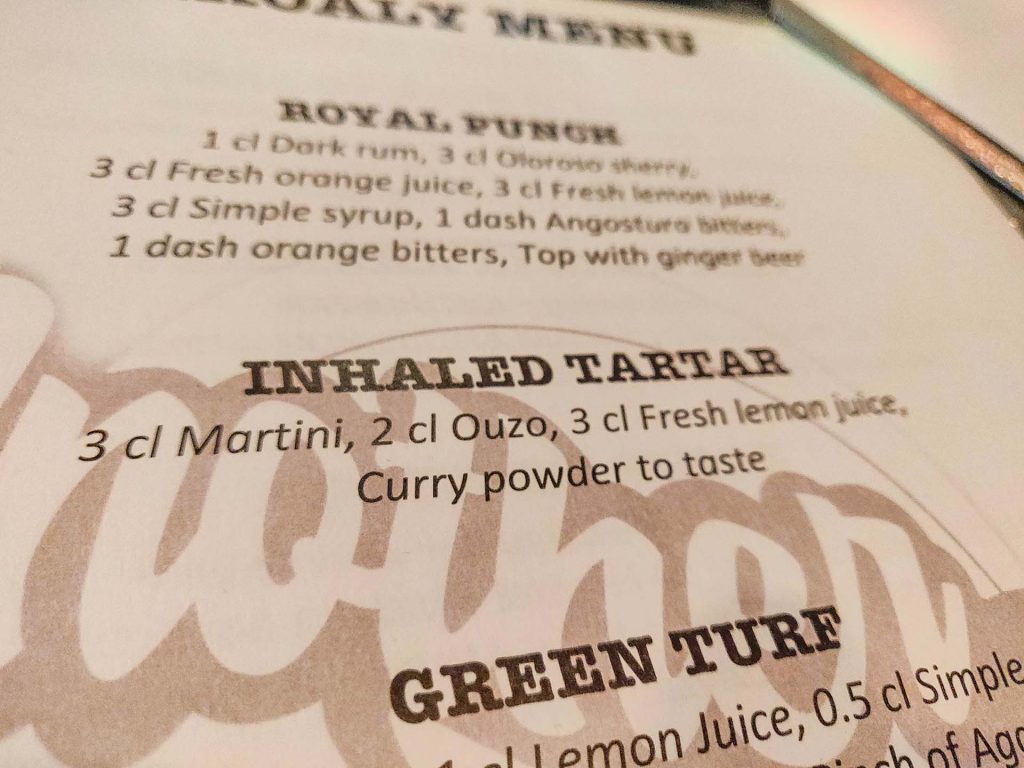Testasin illan aikana kaikki listan cocktailit. Yksi tekoälyn kehittämistä ja Jussi Viljalan listalle valitsemista cocktaileista oli Inhaled Tartar, jossa yllättävänä elementtinä oli curryjauhetta maun mukaan. En suosittele.